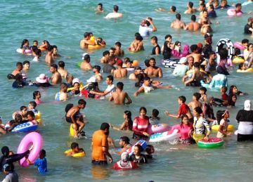 بسبب الارتفاع الشديد في الحرارة والرطوبة.. مصيف بلطيم كامل العدد (صور)