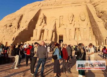 رغم العاصفة الترابية.. 2000 سائح يزورون معبد أبوسمبل في أسوان اليوم
