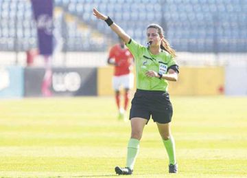 شاهندة المغربي تدير مباراة السنغال والكونغو الديمقراطية في كأس أفريقيا للكرة النسائية