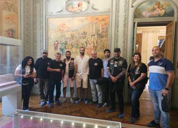 فريق وولفز لقائدي الدراجات النارية يتفقد مقتنيات متحف المجوهرات الملكية (صور) فريق وولفز لقائدي الدراجات النارية يتفقد مقتنيات متحف المجوهرات الملكية (صور)