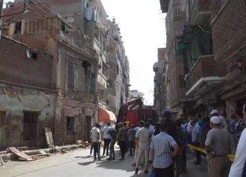 محافظ الغربية ومدير الأمن يتابعان حادث سقوط سقف منزل قديم في طنطا محافظ الغربية ومدير الأمن يتابعان حادث سقوط سقف منزل قديم في طنطا