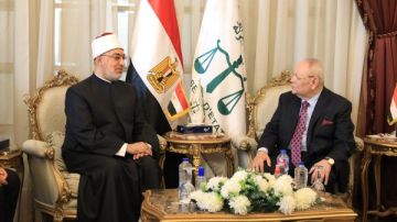 ركيزة أساسية في دولة القانون..المفتي يهنئ رئيس مجلس الدولة بتوليه المنصب ركيزة أساسية في دولة القانون..المفتي يهنئ رئيس مجلس الدولة بتوليه المنصب