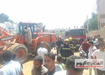 فصل الكهرباء عن محيط حريق مخزن بأبوصير.. والاستعانة بمعدات ثقيلة للسيطرة فصل الكهرباء عن محيط حريق مخزن بأبوصير.. والاستعانة بمعدات ثقيلة للسيطرة