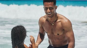 محمد رمضان يستمع بالأجواء الصيفية برفقة عائلته