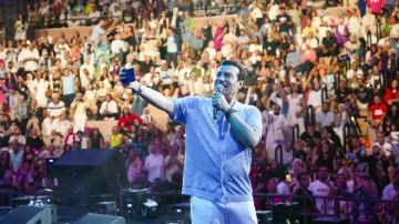 شاهد.. تألق إيهاب توفيق في العلمين الجديدة بـ حد شافنا