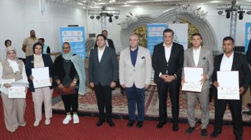 محافظ بني سويف يكرم عددا من العاملين بالديوان العام بعد حصولهم على رسائل ماجستير