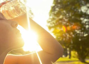 مع ارتفاع درجات الحرارة.. 14 طريقة تحميك من الإصابة بـ ضربة الشمس 