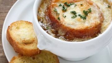 مش طعم لذيذ بس.. شوربة البصل فيها كنز صحي لا يعرفه الكثيرون