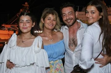 ألف مبروك يارفيق العمر..هدى زاهر تهنئ زوجها بتخرج ابنتيه ألف مبروك يارفيق العمر..هدى زاهر تهنئ زوجها بتخرج ابنتيه