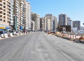 إزالة فورية لأجزاء متهالكة من عقار قديم على الكورنيش في الإسكندرية (صور)