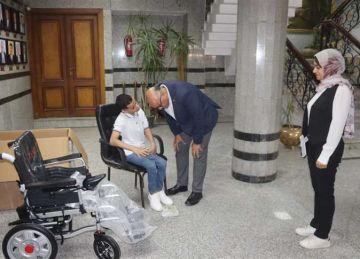 استجابة سريعة.. محافظ القليوبية يوفر كرسيا كهربائيا لمواطن من ذوي الهمم