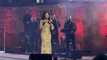 قلبي بيطير من الفرح.. لطيفة تبكي على مسرح قرطاج وتلهب حماس الجمهور