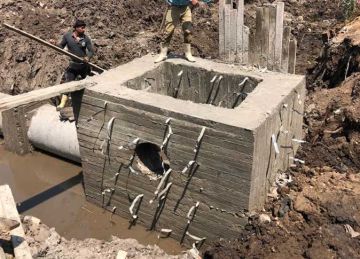 محافظ كفر الشيخ يتابع أعمال تغطية مصرف مدخل عزبة أبوالجدايل تمهيدا لرصف الطريق