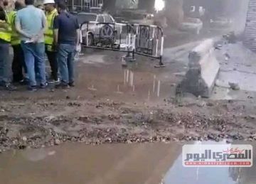 انفجار ماسورة مياه رئيسية يتسبب في شلل مروري مؤقت بشارع سنترال رمسيس (صور)