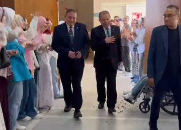 ممر شرفي لعميد ووكيل علوم سياسية الإسكندرية .. والطلاب: كانا خير معلمين وقدوة حسنة طوال سنوات (صور)