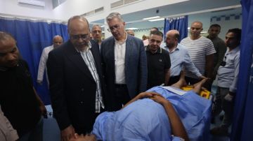 بدوي وجبران يطمئنان على الناجين من حادث بارج خليج السويس بدوي وجبران يطمئنان على الناجين من حادث بارج خليج السويس