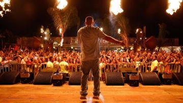 عمرو دياب يتألق ويشعل المسرح بـ بابا في حفل سيدي حنيش بالساحل الشمالي شاهد