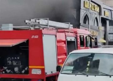 الأمن يدفع بـ3 سيارات إطفاء.. حريق هائل في مطعم شهير بالإسكندرية (صور) الأمن يدفع بـ3 سيارات إطفاء.. حريق هائل في مطعم شهير بالإسكندرية (صور)