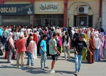 بسبب حجز درس كيمياء.. زحام طلابي أمام نقابة التجاريين يربك مرور شارع الجلاء بالسويس بسبب حجز درس كيمياء.. زحام طلابي أمام نقابة التجاريين يربك مرور شارع الجلاء بالسويس