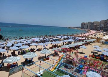 تجاوز إشغال بعضها 100 .. آلاف المصطافين يتوافدون على شواطئ الإسكندرية  تجاوز إشغال بعضها 100 .. آلاف المصطافين يتوافدون على شواطئ الإسكندرية