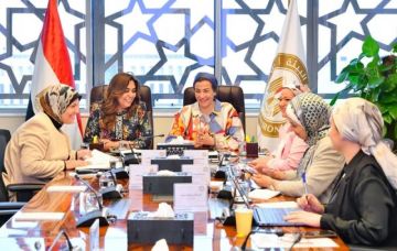 منال عوض وياسمين فؤاد تباشران إجراءات تسليم ملفات البيئة 