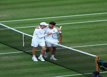 يانيك سينر يهزم كارلوس ألكاراز ويحرز لقب بطولة ويمبلدون 2025