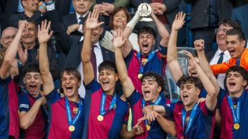 برشلونة يعلن تجديد عقد حارسه فويتشيك تشيزني موسمين