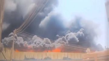 حريق هائل داخل مصنع بأبو صير بالبدرشين