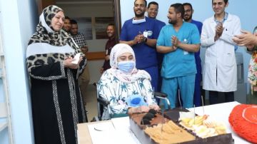 في حضن الألم.. منار تشعل شمعة الأمل وتغني للحياة بسرطان الأقصر
