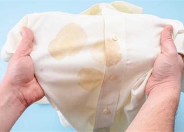 لتفادي الإحراج.. طرق فعالة للتخلص من بقع العطور على الملابس في دقائق