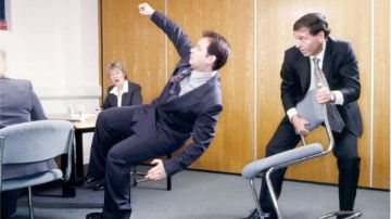 حكم إخفاء أغراض الآخرين بقصد المزاح.. الإفتاء تجيب