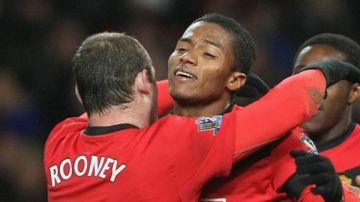 نجم مانشستر يونايتد السابق ينقذ شابا من إنهاء حياته