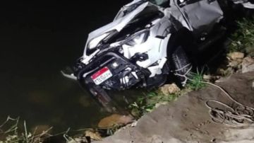 العثور على جثتين وجار البحث عن طفلة مفقودة بحادث انقلاب سيارة بترعة النوبارية بالبحيرة