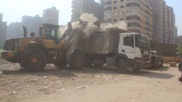 محافظة الجيزة ترفع 800 طن من المخلفات والرتش بحي العمرانية