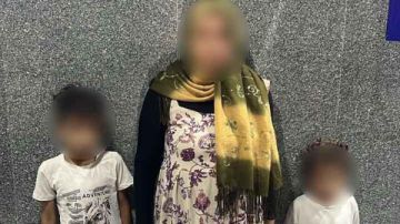 في لفتة إنسانية.. الأمن يعيد طفلين ضلا الطريق لوالدتهما