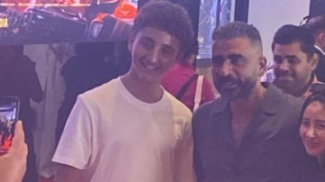 نجل أمير كرارة يدعمه في عرض خاص فيلمه الشاطر.. صور