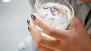 نشرة المرأة والمنوعات احذر شرب الماء المثلج في الحر.. الماسكرا المقاومة للماء تضر العين نشرة المرأة والمنوعات احذر شرب الماء المثلج في الحر.. الماسكرا المقاومة للماء تضر العين