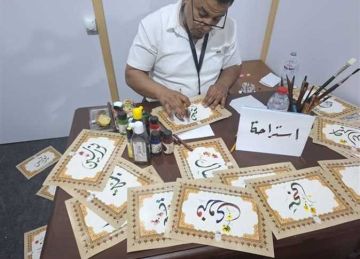 إقبال كبير على ركن الخط العربي بجناح الأزهر في معرض مكتبة الإسكندرية الدولي للكتاب (صور)