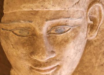 توابيت ونقوش هيروغليفية.. اكتشاف مقابر جديدة من العصرين اليوناني والروماني بضريح في أسوان