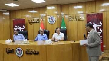 محافظ المنيا يبحث تنفيذ مبادرة مجتمعية لضبط توزيع السكر وتوفير السلعة بأسعار تنافسية