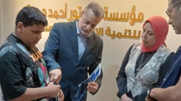 استجابة فورية.. محافظ أسيوط يوجه بتسليم عصا ذكية لطالب بمدرسة النور للمكفوفين