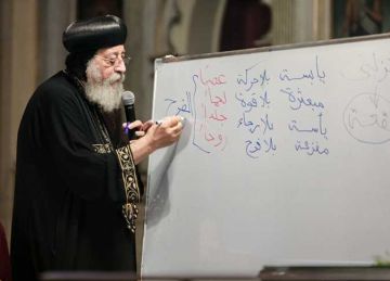 البابا تواضروس يلقي محاضرة بالكلية الإكليريكية ويلقي عظة روحية بكنيسة القديسين (صور)