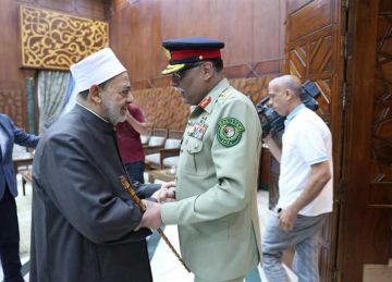 لا استقرار في العالم دون حل القضية الفلسطينية .. شيخ الأزهر يستقبل رئيس الأركان الباكستاني لا استقرار في العالم دون حل القضية الفلسطينية .. شيخ الأزهر يستقبل رئيس الأركان الباكستاني