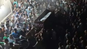 صراخ السيدات يملأ طهواي .. جنازة مهيبة لسائق الميكروباص ضحية الطريق الإقليمي شاهد