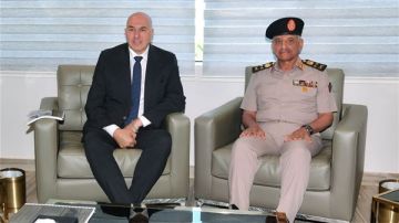 الفريق أول عبد المجيد صقر يلتقي وزير الدفاع الإيطالي