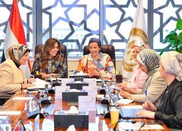  تسليم وتسلم .. وزيرة التنمية المحلية تلتقي ياسمين فؤاد لاستلام ملفات البيئة 