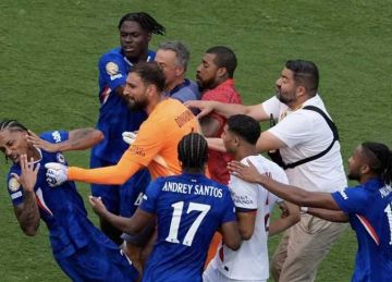  خناقة شوارع .. إنريكي ودوناروما يضربان نجم تشليسي عقب الخسارة القاسية (فيديو)