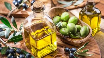 زيت الزيتون.. فوائده كبيرة لكن احذر من استخدامه بهذه الطريقة زيت الزيتون.. فوائده كبيرة لكن احذر من استخدامه بهذه الطريقة