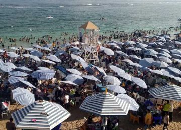 رحلات اليوم الواحد تتصدر.. آلاف الأسر تتوافد على شواطئ الإسكندرية