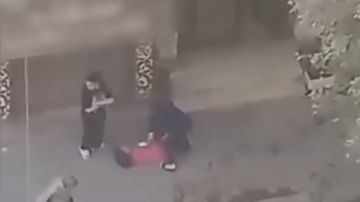 مصر.. فيديو ما فعله رجل بزوجته بالشارع لرغبتها بترك منزل الزوجية يشعل تفاعلا